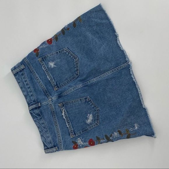 ZARA Red Flower Embroidered Distressed Denim sz XS {U} - Picture 4 of 6